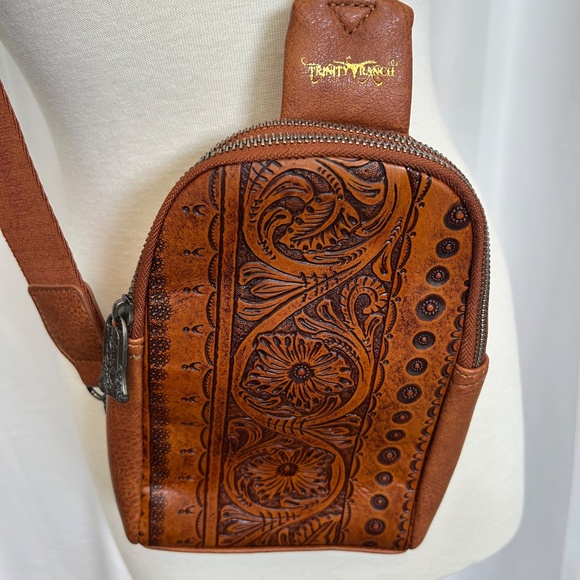 TRINITY RANCH FLORAL TOOLED SLING BAG - Picture 2 of 5